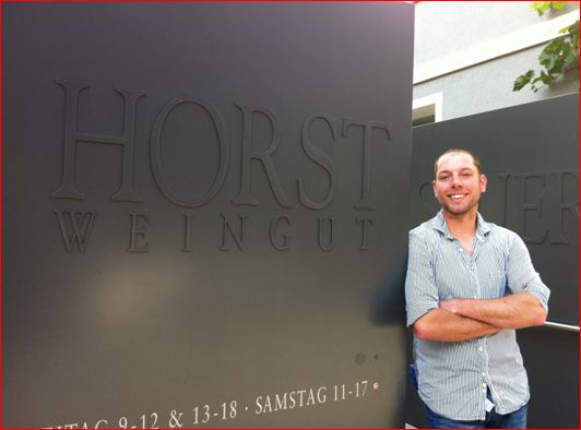 Philip bij poort Weingut Horst Sauer