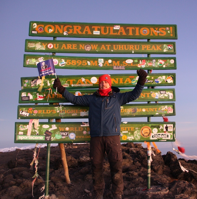 Marc op de top van de Kilimanjaro
