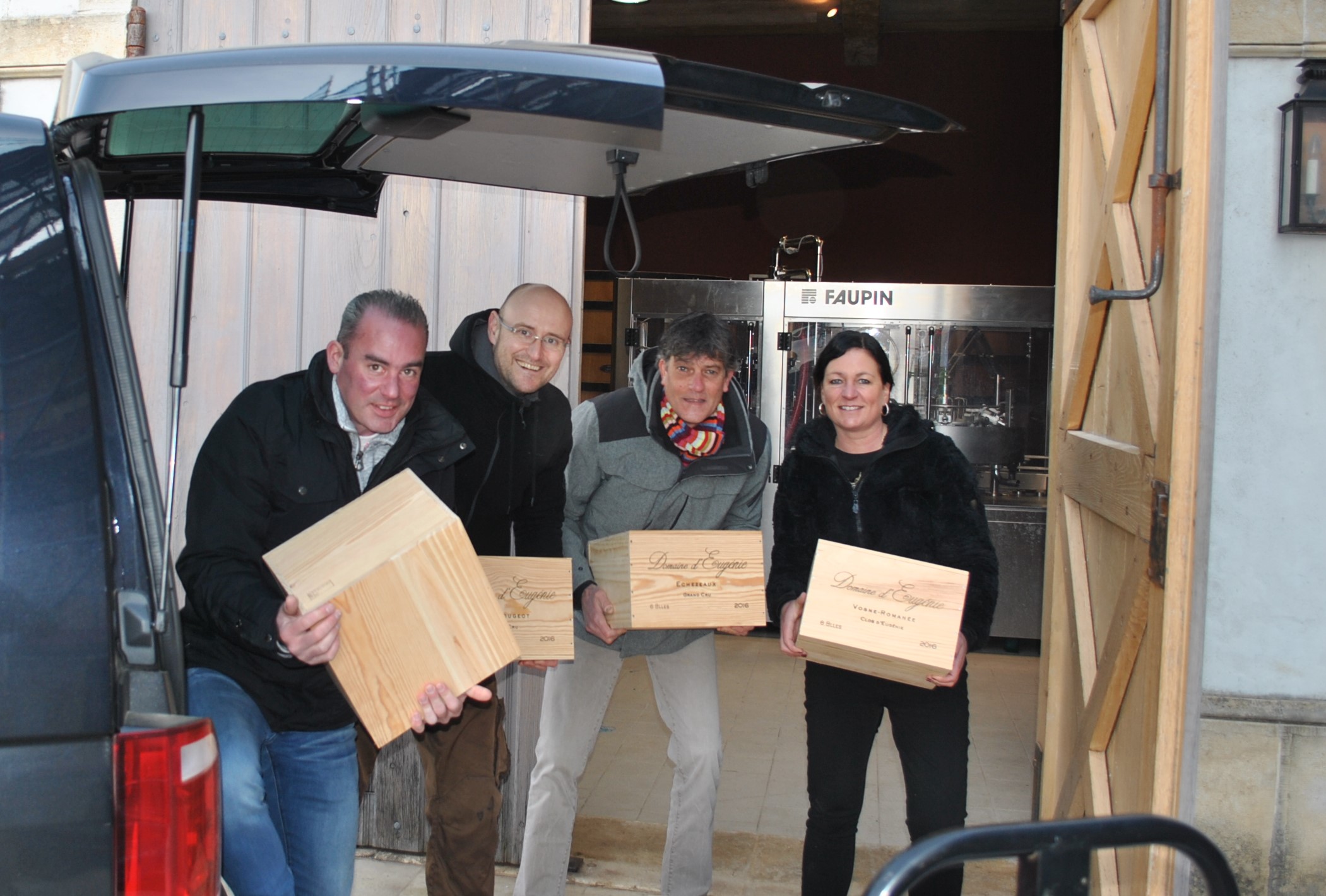 Kisten sjouwen bij Domaine Eugenie in Vosne-Romanee